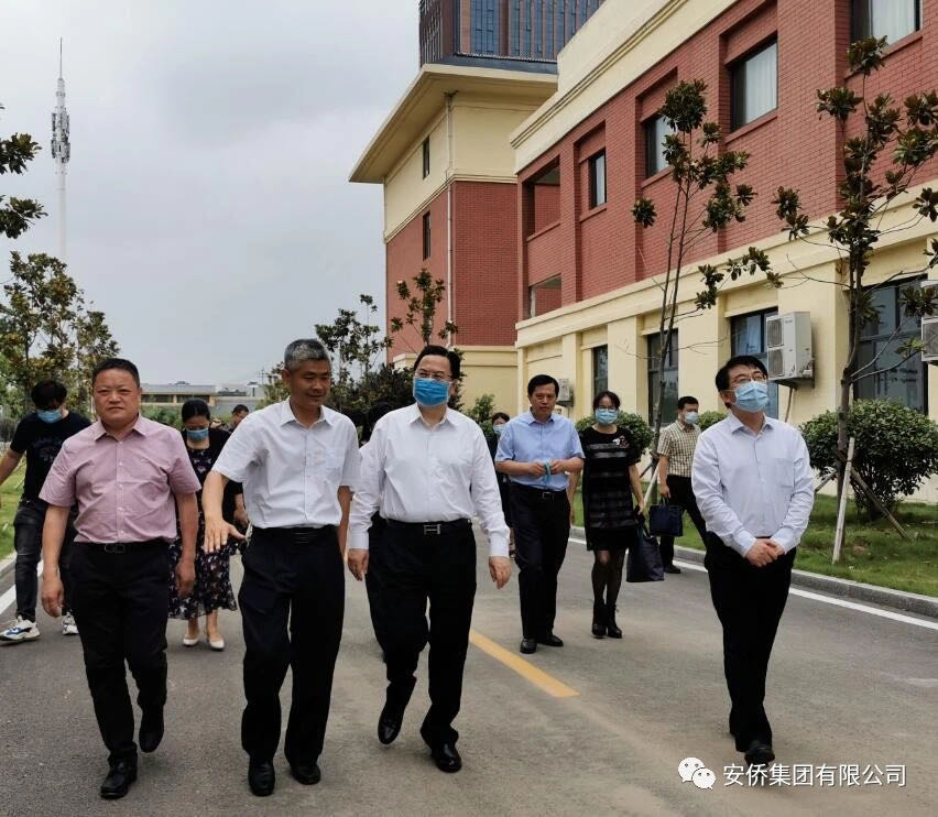 中國僑聯副主席程學源一行蒞臨安僑集團并出席棗莊市立新小學西校捐贈移交儀式
